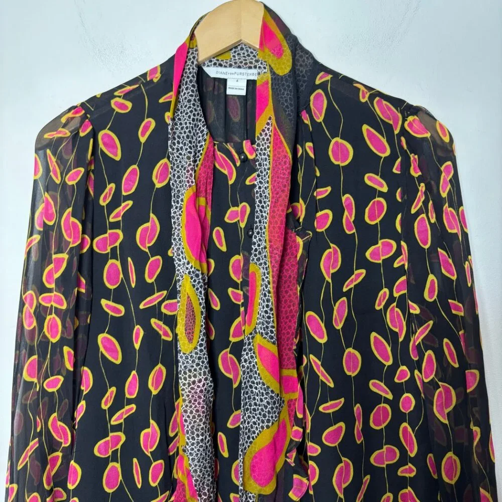 Diane Von Furstenberg Havanah Print Silk Tie Neck Button Blouse Size 4 - Picture 3 of 13